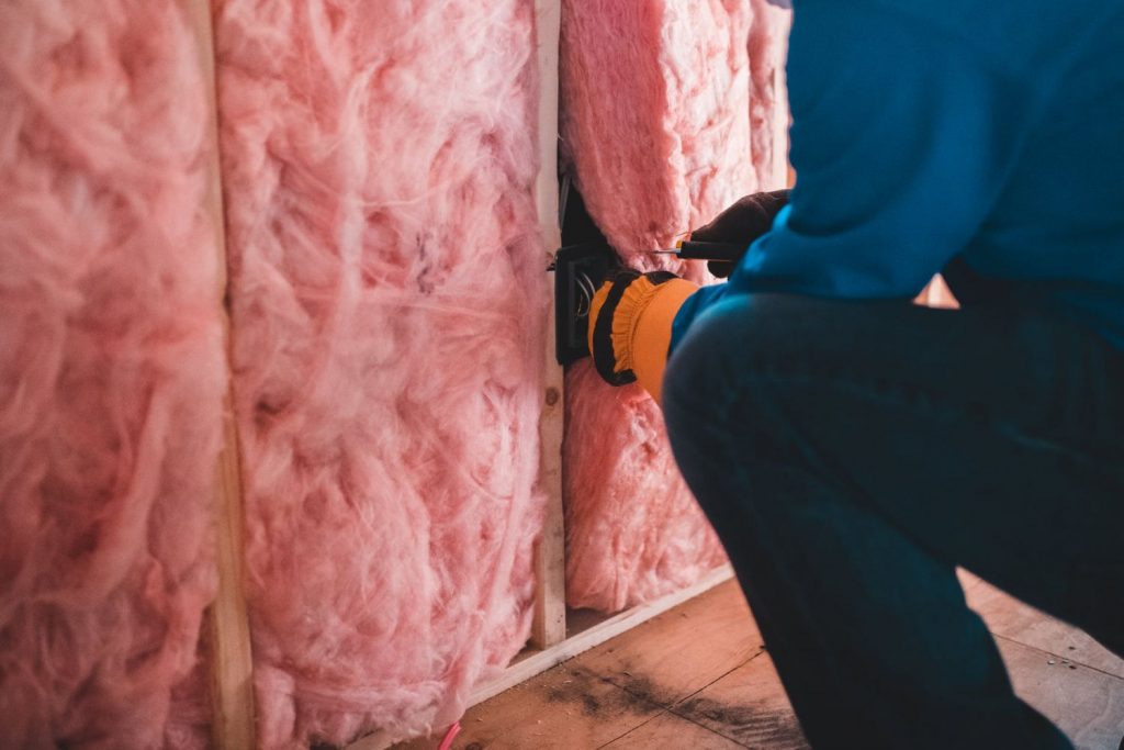 ¿Cómo Puedo Aislar Una Habitación Para No Escuchar Ruidos Molestos?