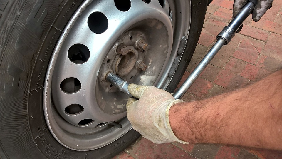 ¿Cómo Hacer El Cambio De La Rueda De Un Coche Si Se Ha Pinchado?