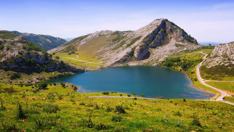 La Basílica De Covadonga Y Su Naturaleza Que La Rodea