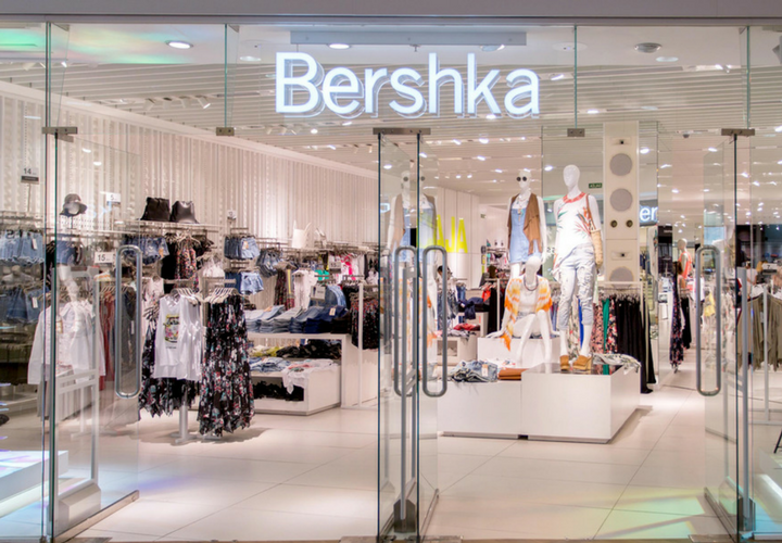 Bershka rebaja el vestido midi blanco que te hará parecer una modelo