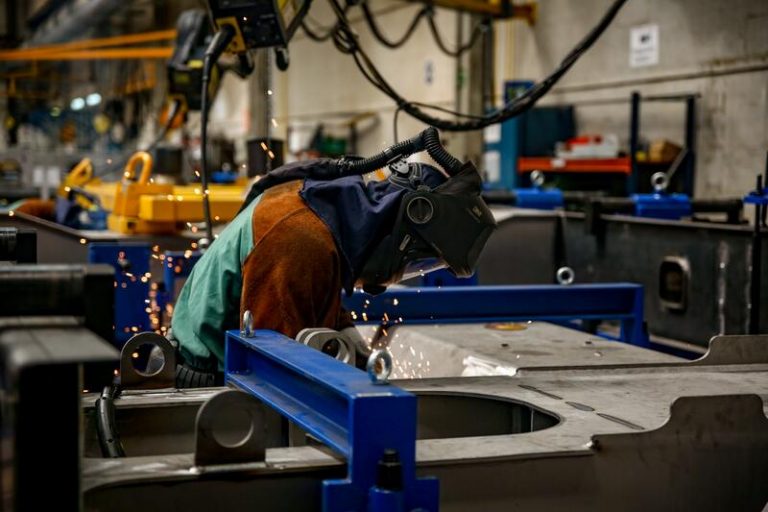 El sector manufacturero de la eurozona crece a su nivel más bajo en seis meses