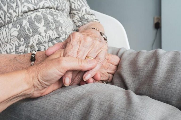 Convocan una concentración a favor de la anciana cuya familia denuncia la okupación de su casa