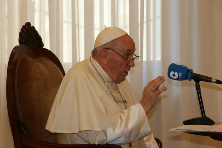 El Papa critica «la política irresponsable de intervenir e imponer la democracia» en Afganistán