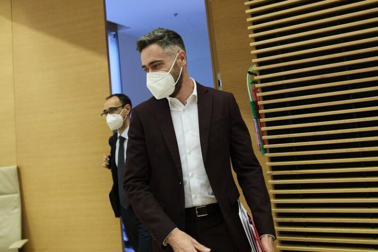Sicilia responde a Casado que «abandone toda esperanza» de tumbar al Gobierno
