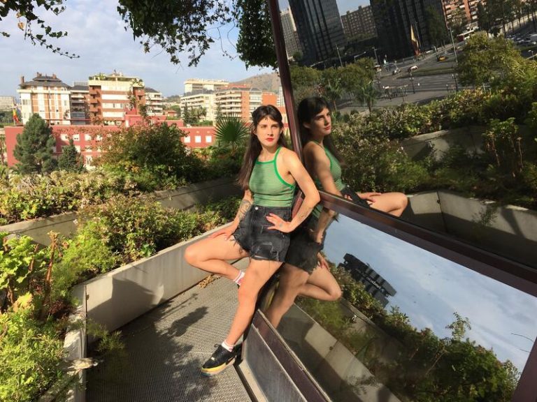 Paulina Flores traslada las condiciones de los marineros al terreno de la novela en ‘Isla Decepción’
