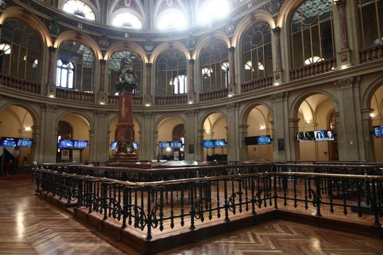 El Ibex 35 cierra con un avance del 1,6% y se queda a las puertas de los 9.000 puntos