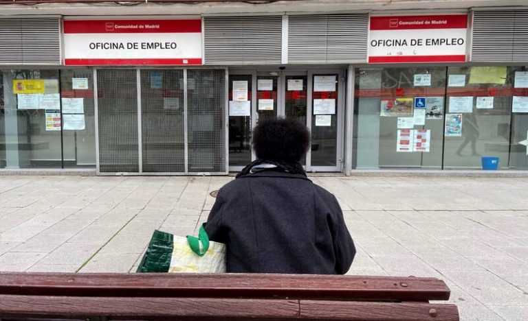 El paro registra su mayor caída mensual en un mes de agosto