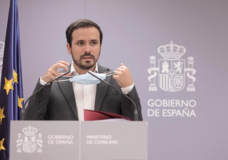 Garzón ve «erróneo» eliminar impuestos a la tragaperras
