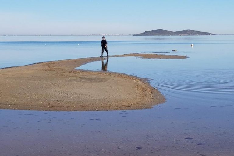Un informe jurídico atribuye al Estado la competencia sobre la limpieza de fangos y lodos en el Mar Menor