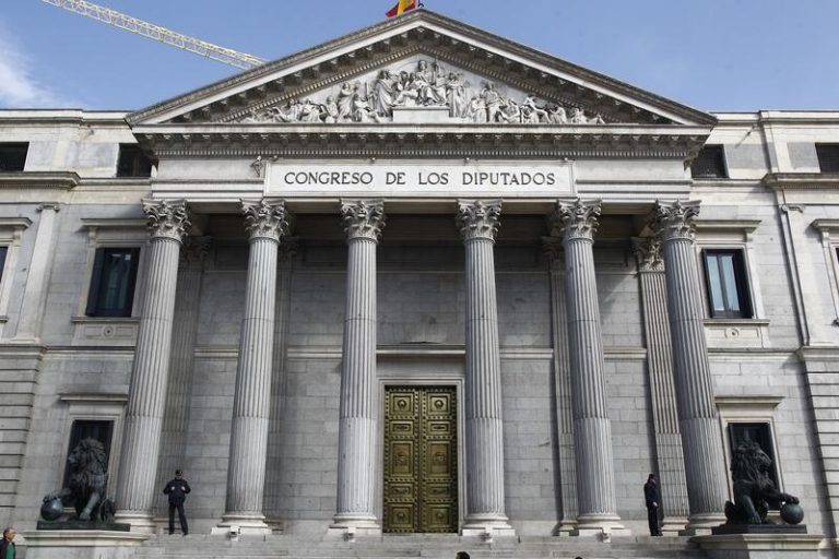 PSOE y Podemos registran una comisión en el Congreso para analizar la subida de la luz