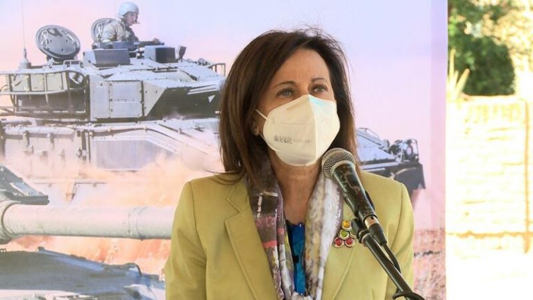 Robles ve «sorprendente» que se intente «hacer política» con Afganistán