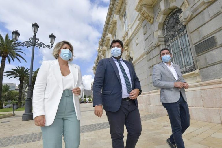 Murcia ofrece un convenio al Ministerio que permita retirar los fangos del Mar Menor