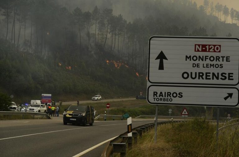 Más de un centenar de efectivos de la UME participan en la extinción del incendio de Ribas de Sil