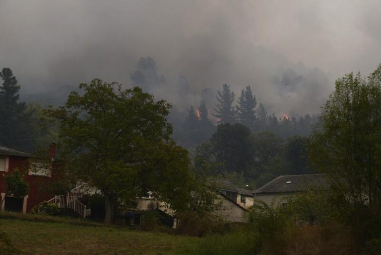 El incendio en Ribas de Sil alcanza ya las 900 hectáreas