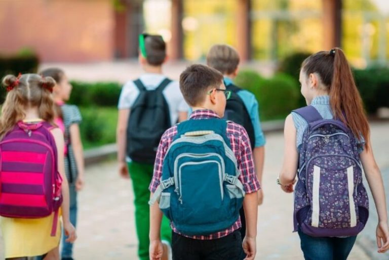 Prevenir dolencias en la espalda de los escolares pasa por reducir el peso de la mochila