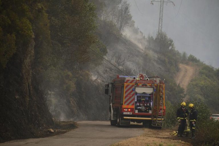El MITECO envía medios aéreos y humanos para luchar contra el fuego en Ribas de Sil