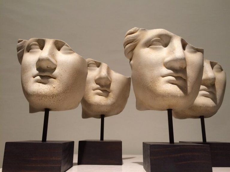 Las máscaras de Terracota para el Festival de Mérida, estrellas de la exposición ‘Ars Fatum’