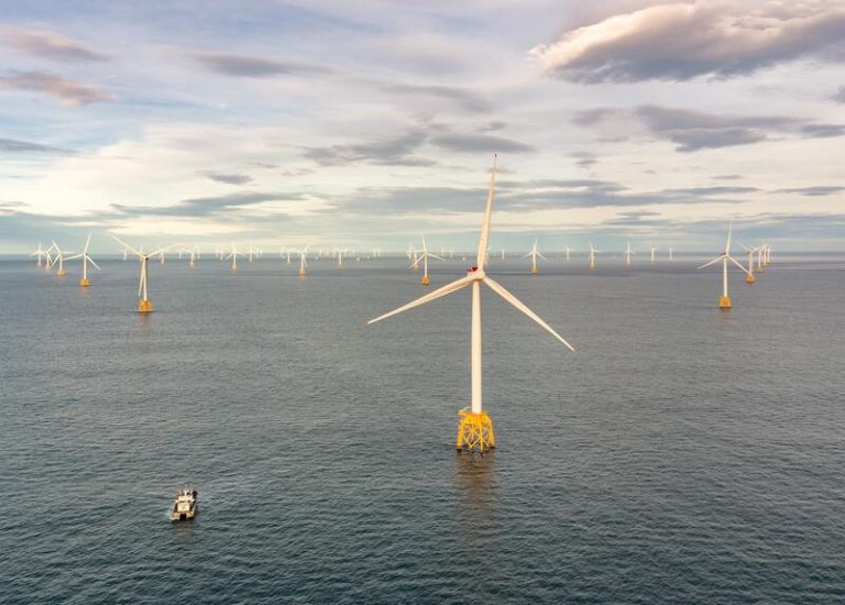 La AEE reivindica la inversión que permita la continuidad de la eólica marina