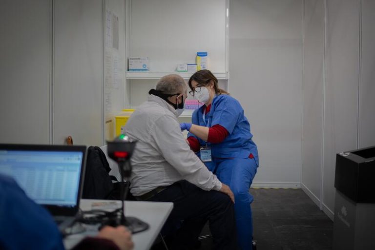 Cataluña busca aumentar la vacunación en septiembre