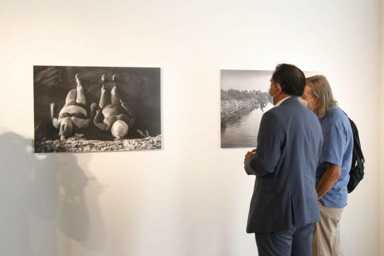 Medio centenar de fotografías muestran la tradición de los barros curativos del Mar Menor