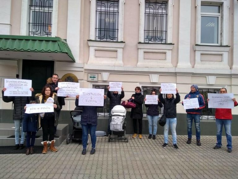 Otorgan al padre de una niña por gestación subrogada la prestación por maternidad al primar interés de la menor