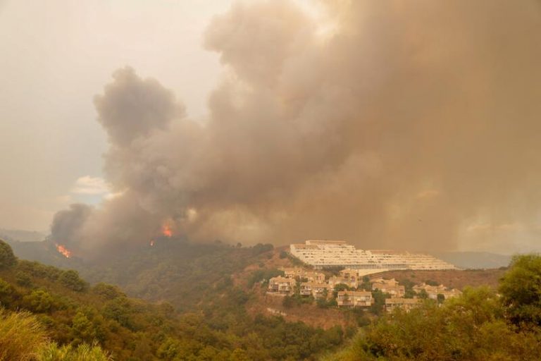 Aumentan a 779 los desalojados por incendio de Sierra Bermeja