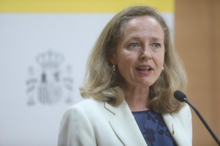 Calviño carga contra Casado por su «actitud destructiva» y por «tratar de dañar» la imagen de España