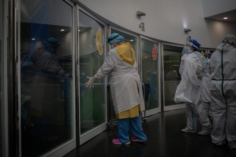 Cataluña registra más de mil casos y 18 muertes en las últimas 24 horas