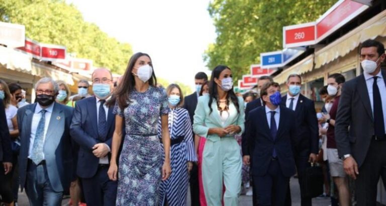 La Reina inaugura una Feria del Libro que ya atrae visitantes