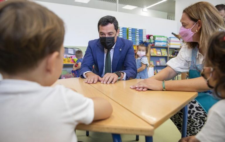 Moreno: «Nunca antes se habían dispuesto tantos medios al servicio de la educación en Andalucía»