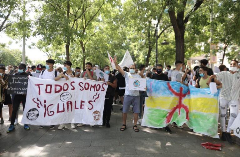 Decenas de jóvenes migrantes extutelados que no pueden trabajar se concentran en Interior