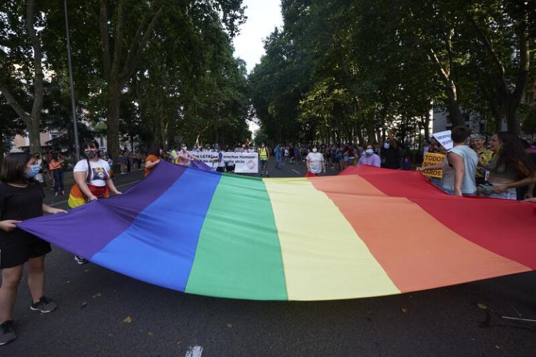Colectivos LGTBI de Madrid mantienen la concentración este sábado en la Puerta del Sol