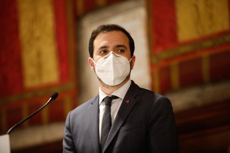 Garzón reclama «valentía» para bajar el precio de la luz