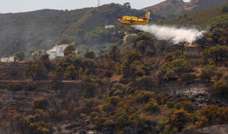 Las condiciones meteorológicas mejoran en el incendio en Sierra Bermeja