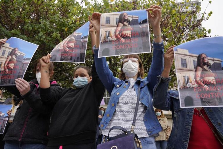 Una concentración en O Carballiño reclama «justicia» para la menor agredida