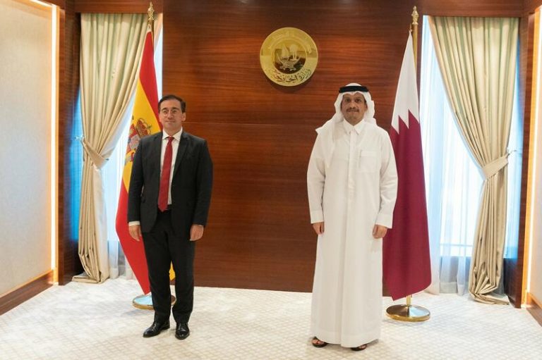 Albares aprovecha su viaje a Qatar para buscar nuevas inversiones en España