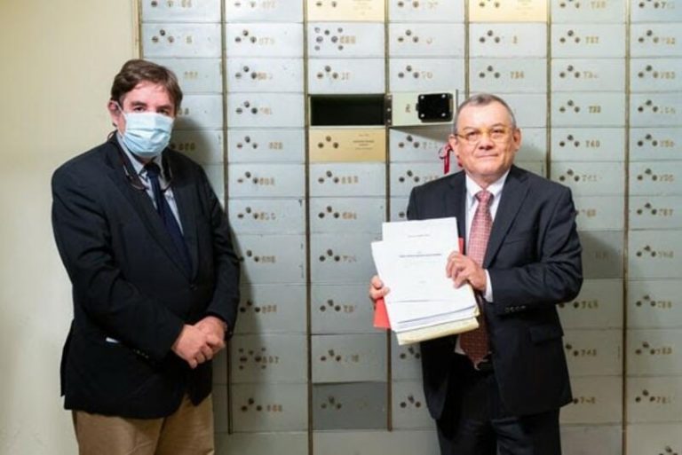 El manuscrito de la novela ‘Insensatez’ pasa a formar parte del legado de la Caja de las Letras