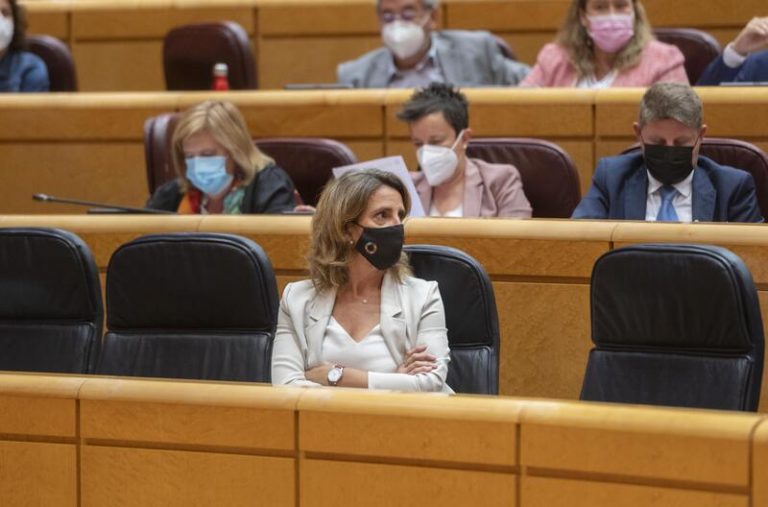 Ribera defiende que detraer beneficios a las eléctricas es «compatible con el derecho europeo»