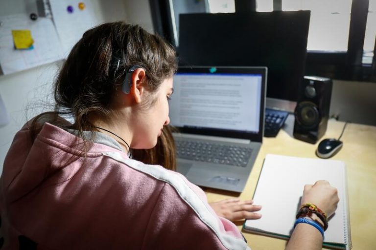 El alumnado sordo teme que la falta de accesibilidad complique su vuelta a las aulas