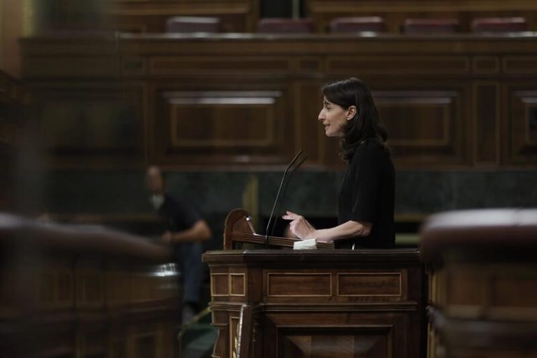 Llop a los diputados de VOX que no se diferencian de una mujer migrante: «Tenemos los mismos derechos»