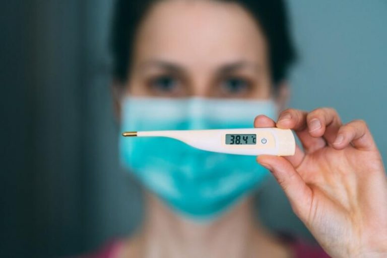 La mayoría de los pacientes con infecciones leves por COVID-19 producen anticuerpos que le protegen