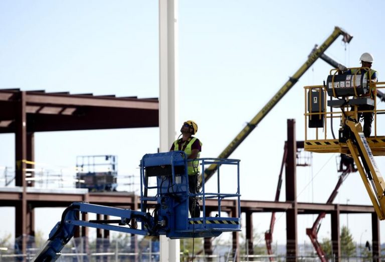 El INE rebaja el alza del PIB en 2018 al 2,3%, eleva el de 2019 al 2,1%