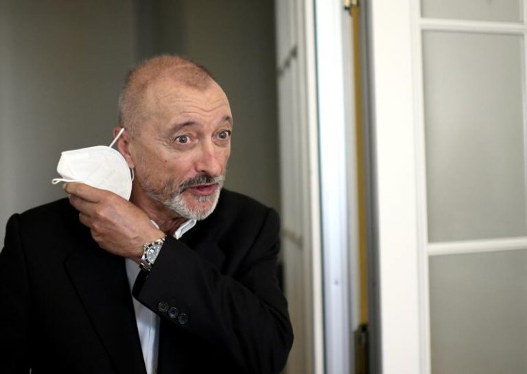 Pérez-Reverte, nuevo miembro de la Asociación de Escritores de Marina de Francia