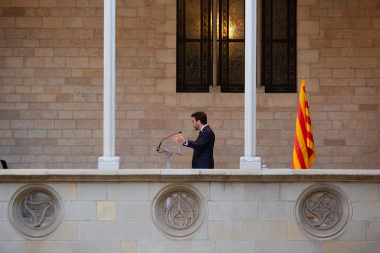 Aragonès cita este jueves a Puigneró para informarle sobre la mesa de diálogo