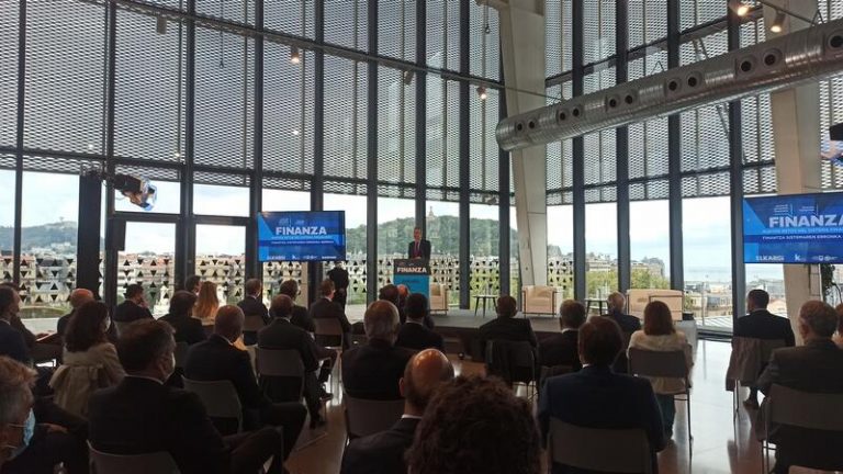 De Cos: Es importante que Europa haga una «trasposición plena y en tiempo» de Basilea III