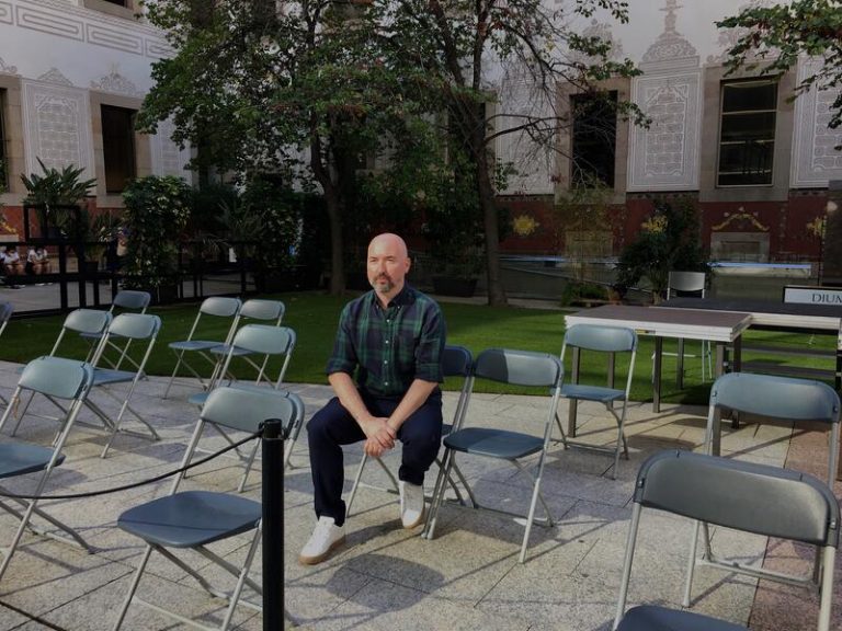 Douglas Stuart revisita el Glasgow homófobo y pobre de su infancia en ‘La història de Shuggie Bain’