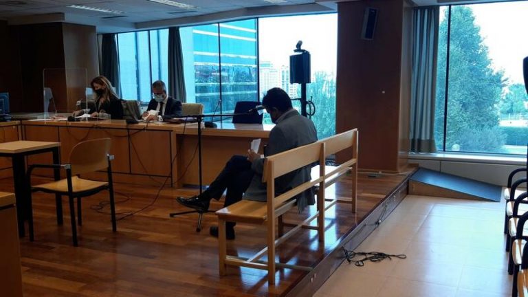 Un profesor acusado de abusos reconoce «nalgadas» a las alumnas
