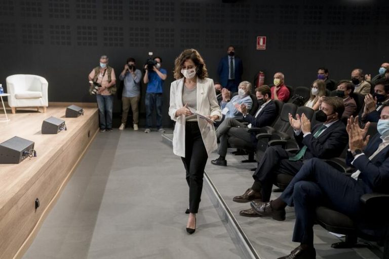 Ayuso cree que los madrileños «valorarán positivamente» la Oficina del Español