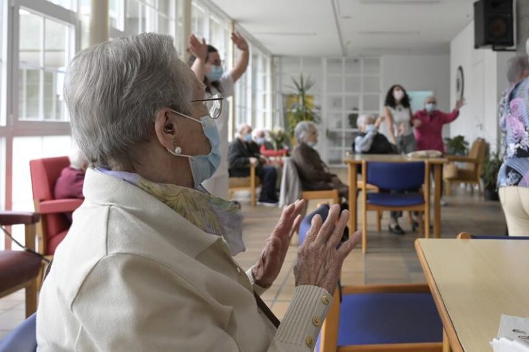 Colectivos andaluces aplauden la tercera dosis en residencias