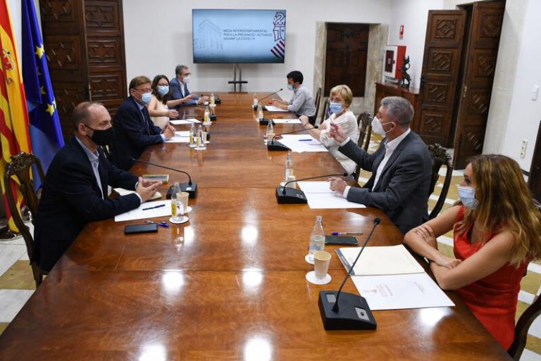 Valencia estudiará la implantación del pasaporte covid y la administración de la tercera dosis